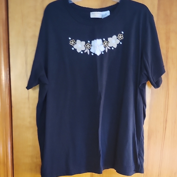 Jaclyn Smith Black Short Sleeve Tee with Floral Design - Picture 1 of 9